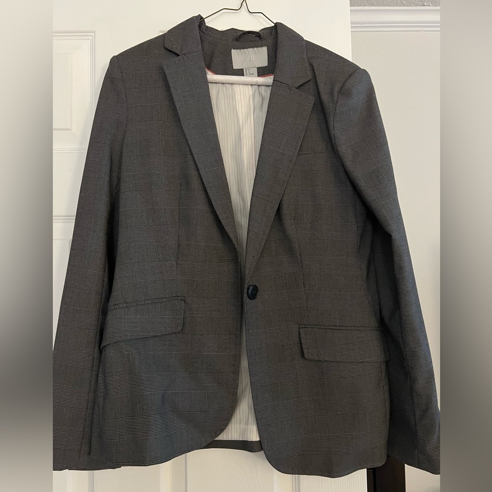 H&M grey blazer. Size 8. Perfect condition. No snags, tears or stains.